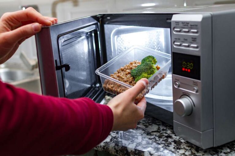 3 Passos de Como Limpar o Micro-ondas em Minutos