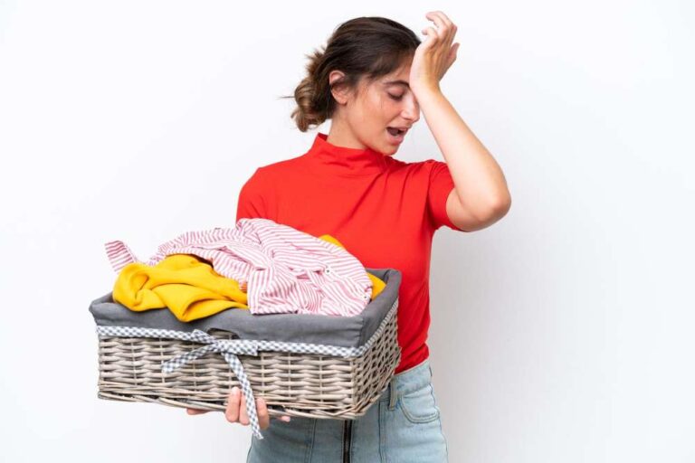 3 Dicas Rápidas de Como Tirar Cheiro de Mofo de Roupas