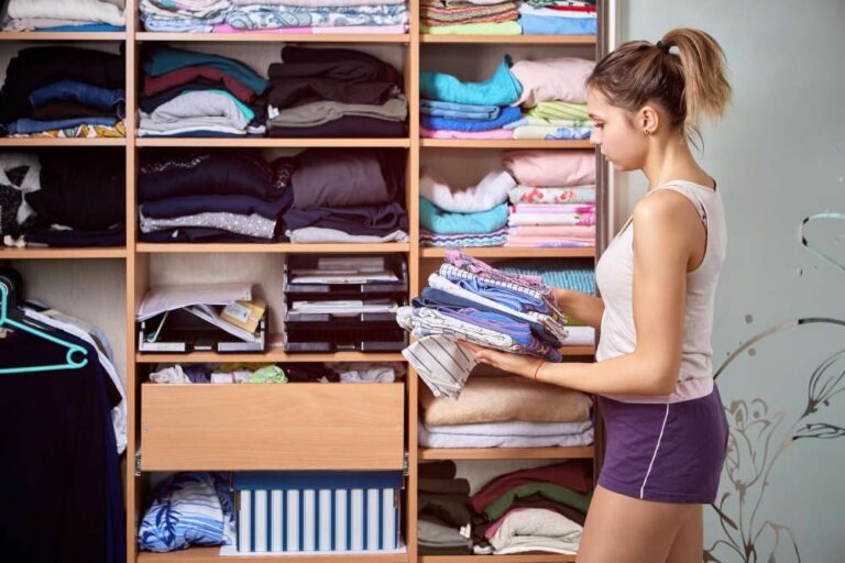 5 Dicas para Organize seu Guarda-Roupa com Pouco Espaço e Máxima Eficiência
